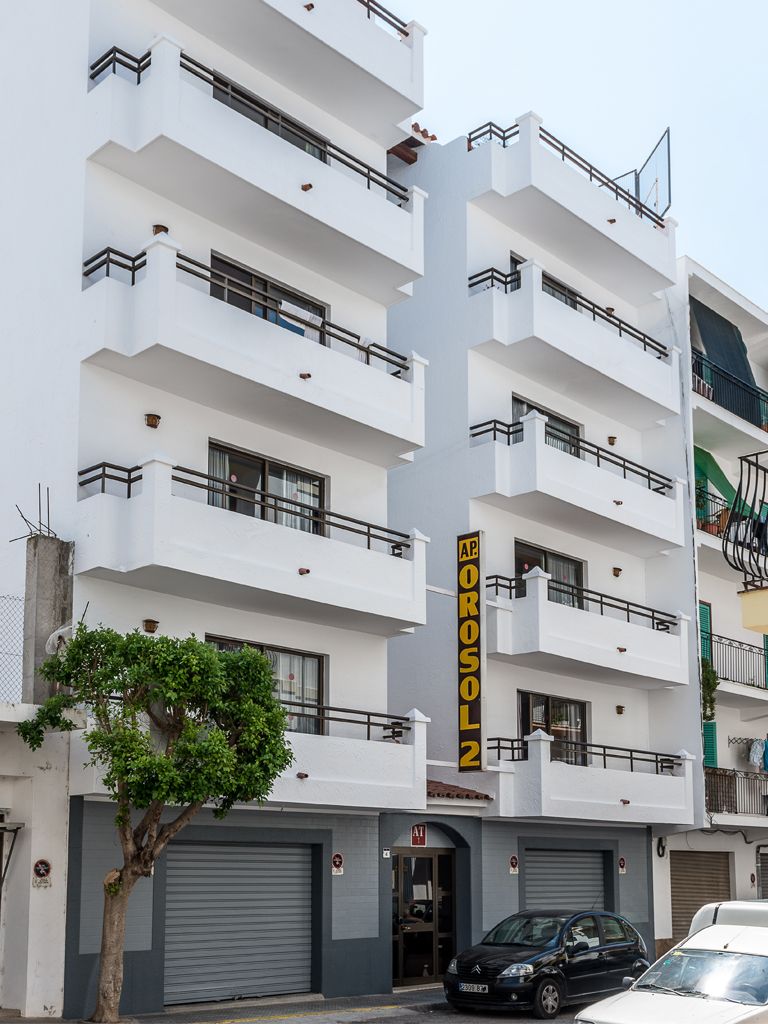La fachada del aparthotel Orosol en San Antonio, Ibiza