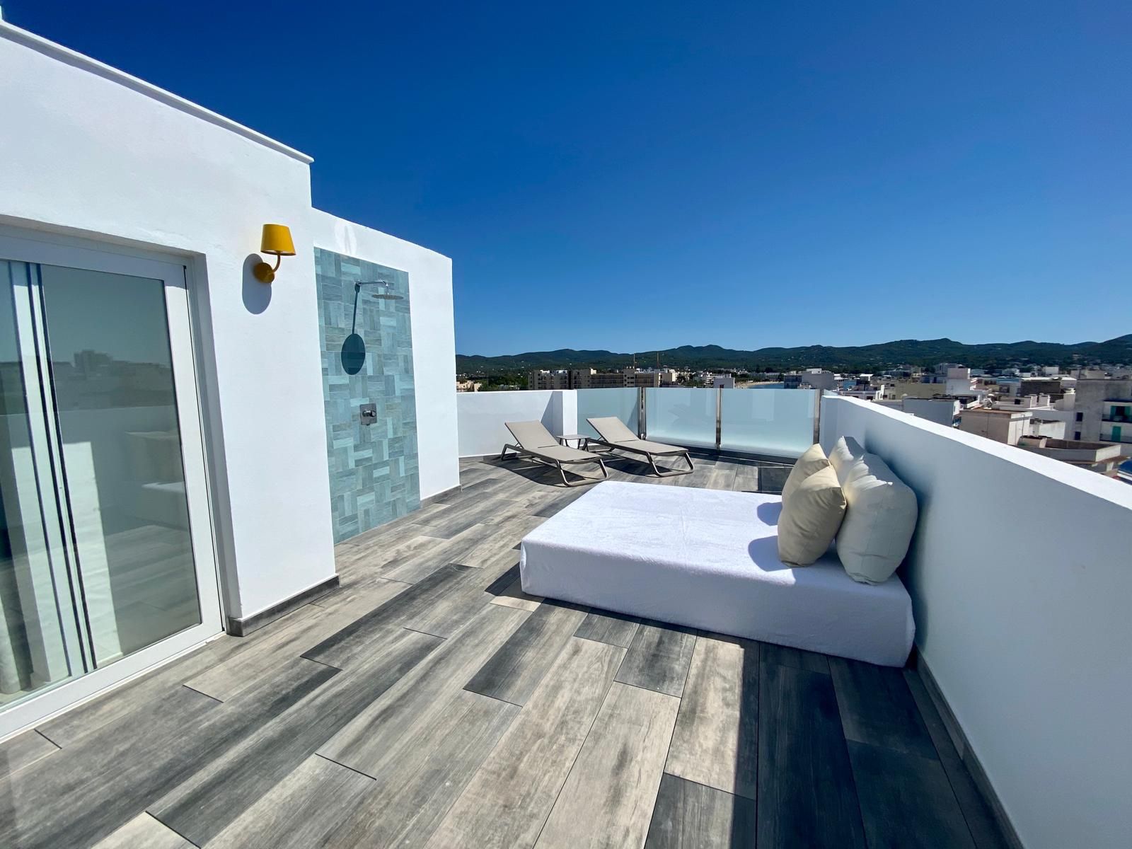 La terraza de uno de las habitaciones con ducha exterior en Hotel Orosol Ibiza