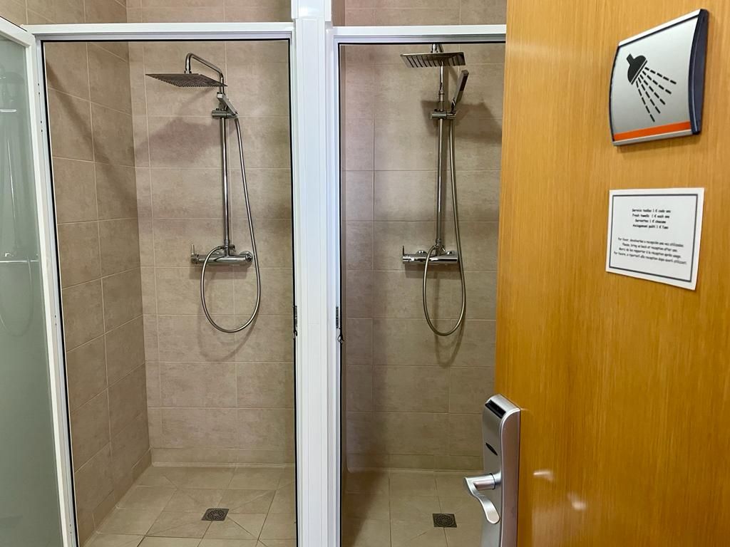 Duchas para los huéspedes en Orosol Hotel